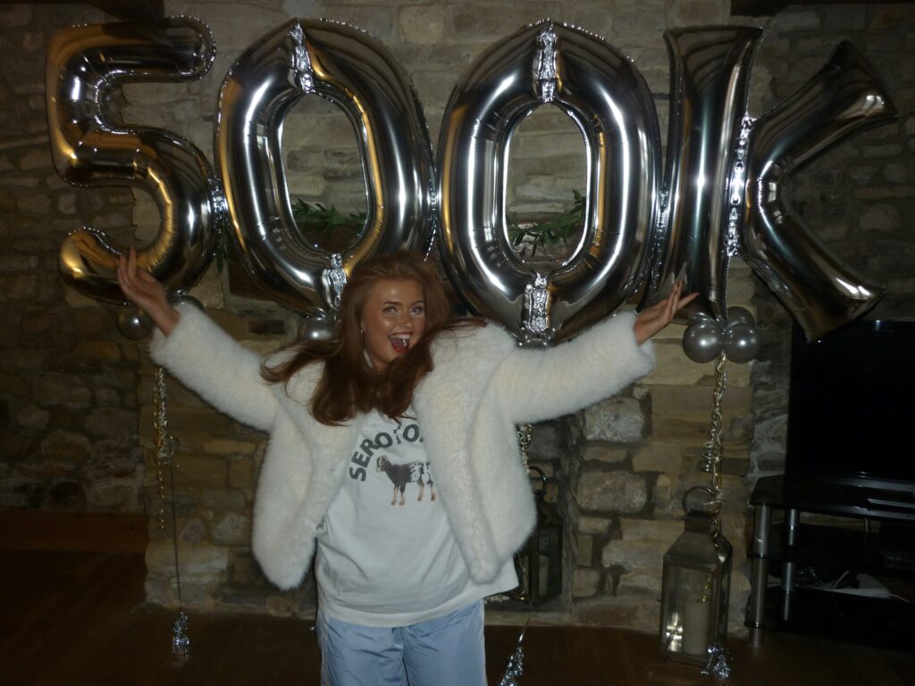 Alexa poses with baloons to celebrate reaching 500k followers